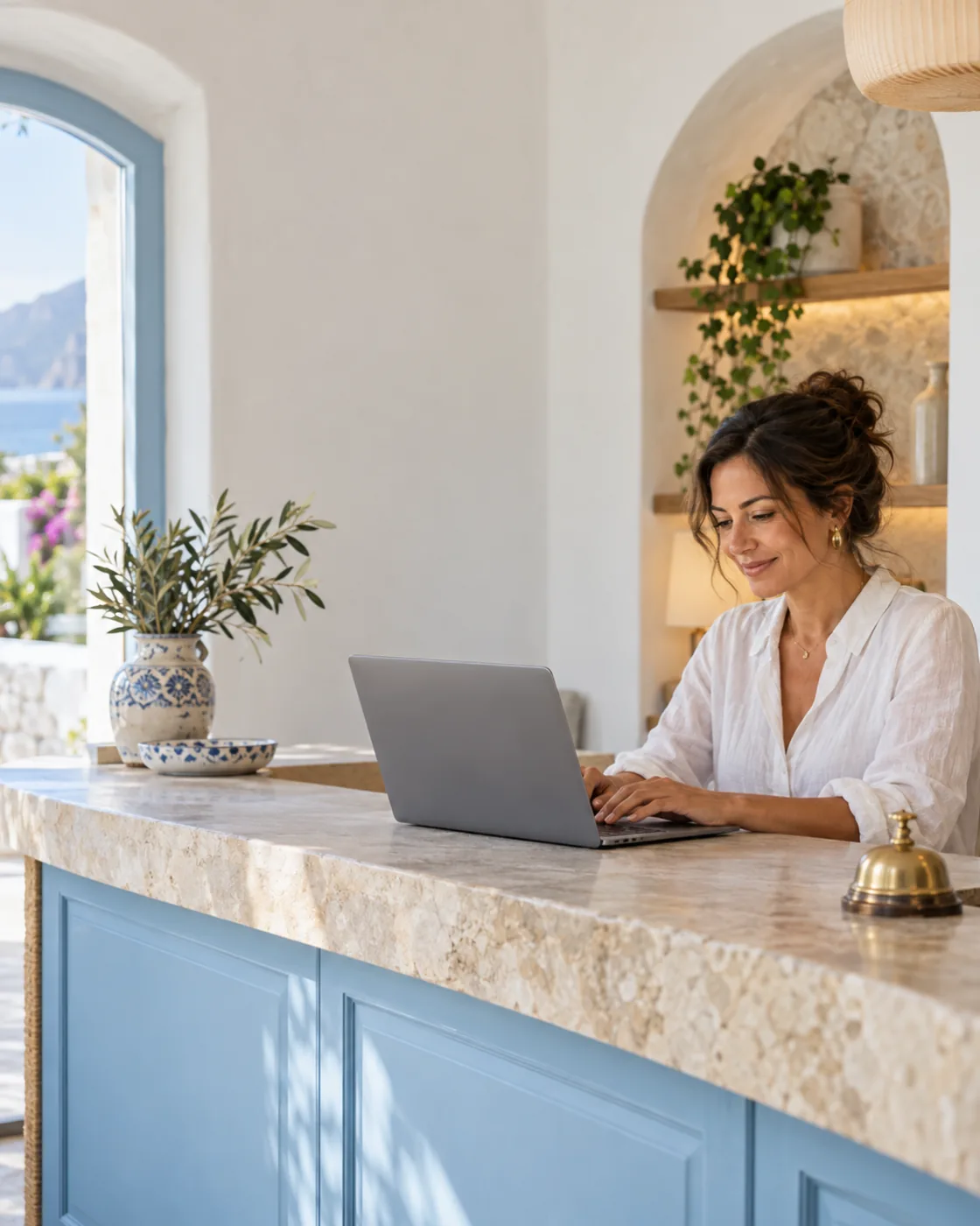 Scena illustrativa: una proprietaria lavora al computer nella reception di un B&B